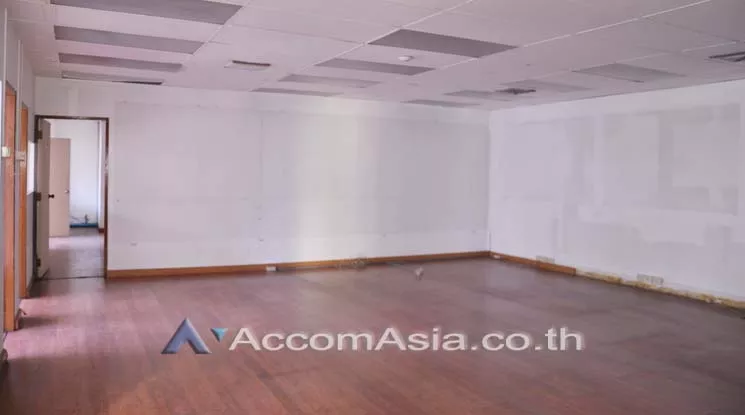 5  Apartment For Rent in Sukhumvit ,Bangkok BTS Nana at Perfect for Pet lovers Apartment, near NIST Intl AA10559